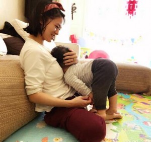 黄英晒哺乳照提倡母乳喂养 不慎走光引争议(组图)