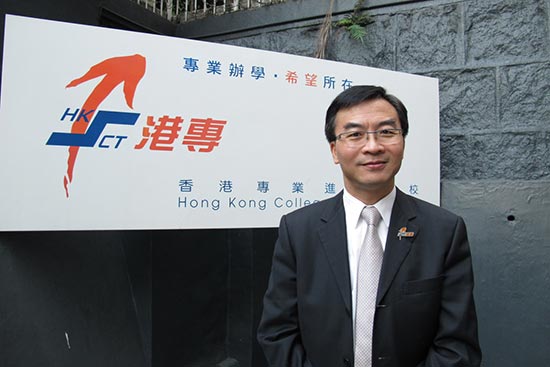 港专毕业礼学生举牌反释法 校长:战乱天灾谁救你