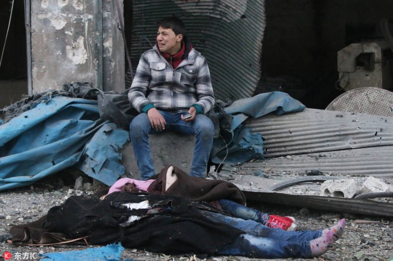 慎入:遭空袭后的叙利亚街头 遍地尸体(组图)