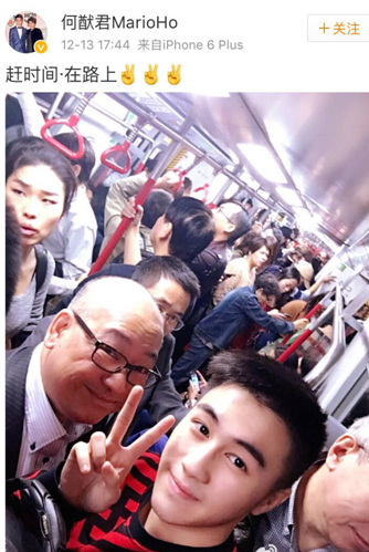 赌王儿子高峰期挤地铁无人认出,他就玩起了自拍