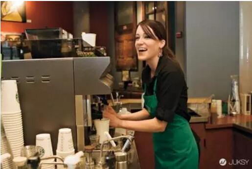 星巴克店员为什么会穿不同颜色的围裙?(图)