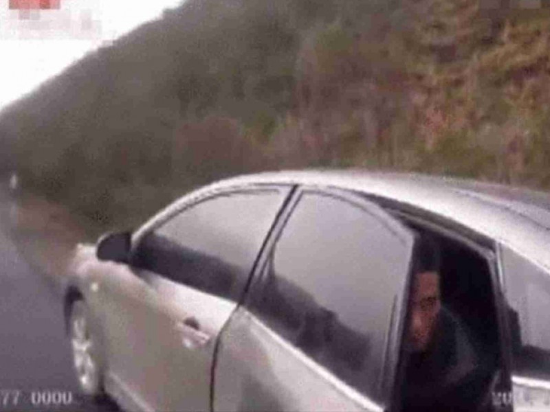 高速公路“车震” 当事人狡辩上厕所(图文/视频)