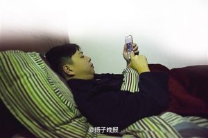 男子每天躺床上玩手机 1个月后左手伸不直