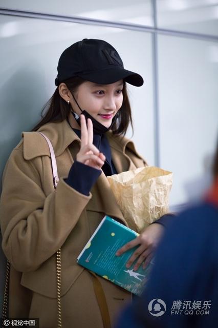 关晓彤素颜摘口罩任拍 18岁的青春满脸胶原蛋白