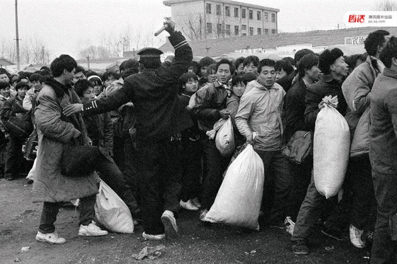 春运的火车站,曾是中国最混乱的地方 (高清组图)