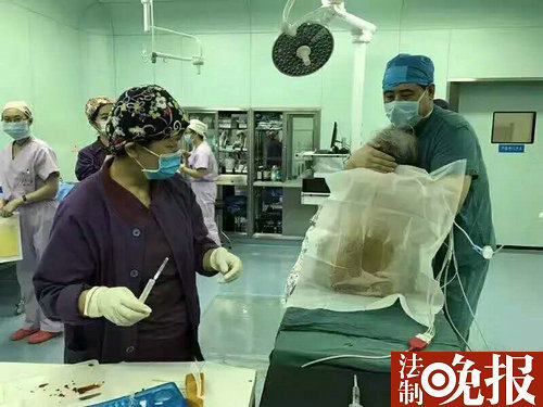 暖!102岁老人骨折,医生抱着她做手术(组图)