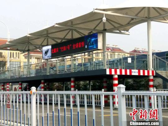 被遗忘的"巴铁":趴街头两月无人问 车身布满灰尘