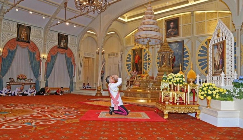 泰国新国王加冕全程:大臣躺着致敬(组图/视频)