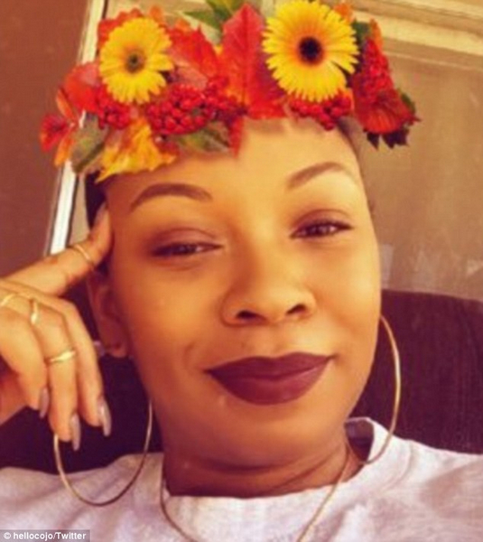 妆太浓!女子撞车后在前座后背留下整张脸印(图)