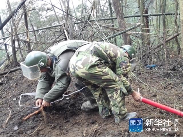 战士冒死在中越边境徒手排雷 附近遍布骷髅图标