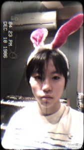 窦靖童戴粉红色兔耳朵 配黑眼线表情冷漠