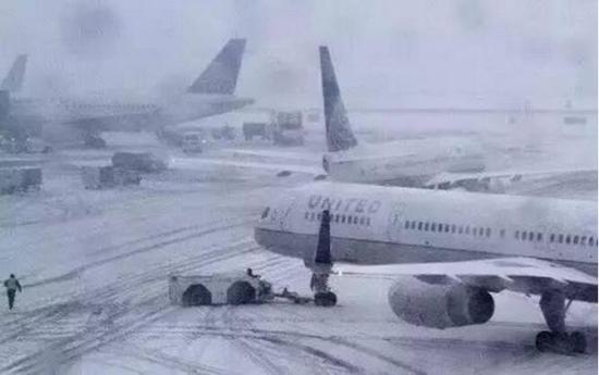 强大暴风来袭 全美近1800个航班停飞(图)