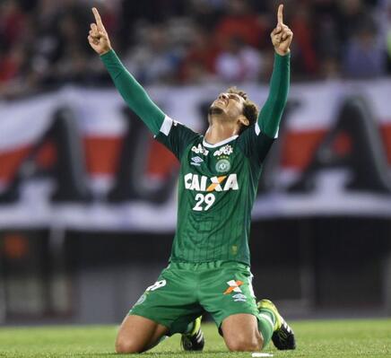 巴西空难幸存球员昏迷中醒来 开口就问夺冠了吗