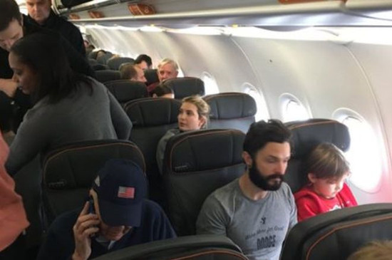 特朗普女儿坐飞机遭乘客大骂:你爹正在毁灭美国