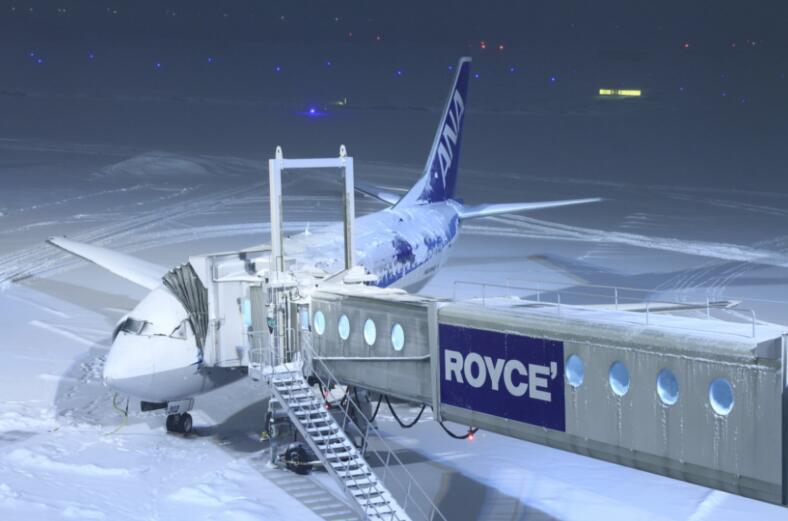 日本北海道遭50年未遇大雪 数千人滞留机场过夜