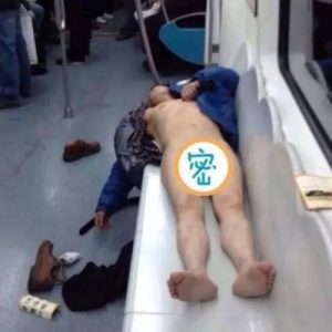 北京地铁奇葩一大把 男子车厢内当众脱裤小便(图)