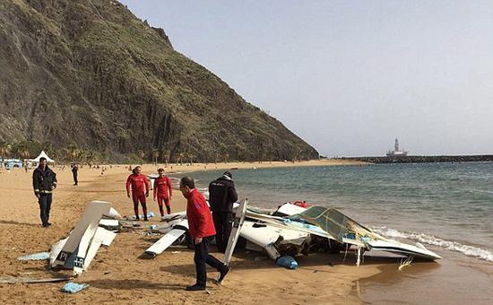 小型客机迫降西班牙海滩,结局出人意料!(组图)
