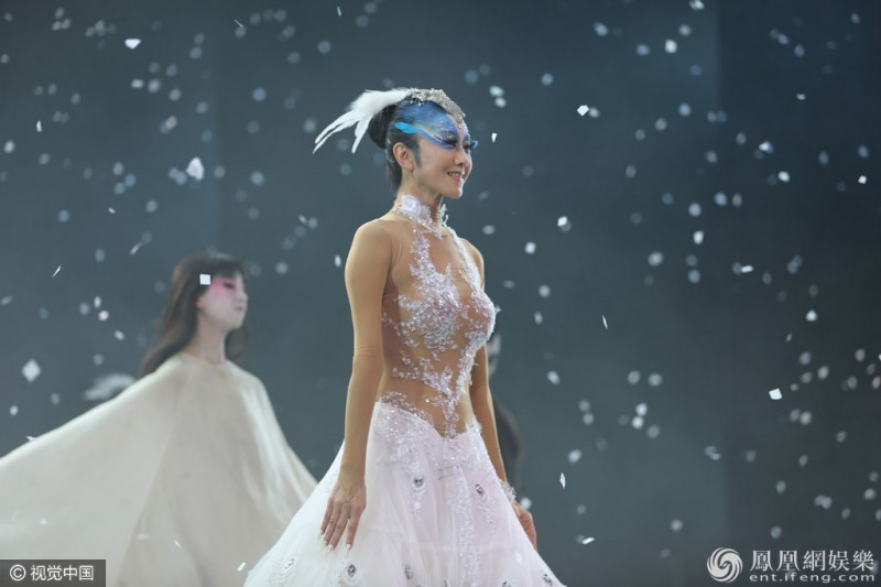 又见孔雀！58岁杨丽萍再起舞身姿曼妙(组图)