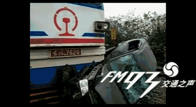 温州:铁道警示杆未落下 火车将两汽车撞飞(组图)