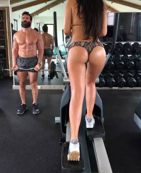 热贴:从美国土豪裸体健身,到乌克兰铁腿姑娘…