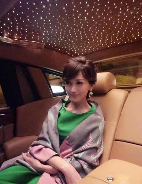 低调炫富!赵雅芝自拍贵妇豪车抢镜 车顶都是星光