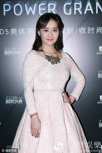 42岁陈德容穿束腰裙肉感十足 昔日女神端庄优雅