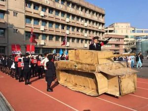 不可思议的历史教育：台高中生高举纳粹旗搞校庆