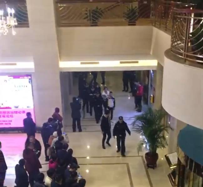 北京警方查处涉黄保利俱乐部现场:带走数百人