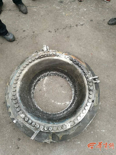 陕西:不明物体从天而降 砸开大坑引起火 (组图)