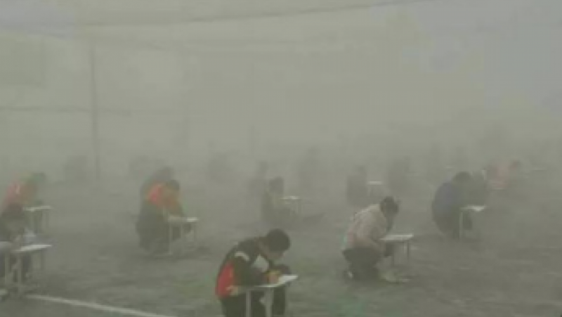 谁之错？雾霾期露天考试引怒火 河南校长被停职