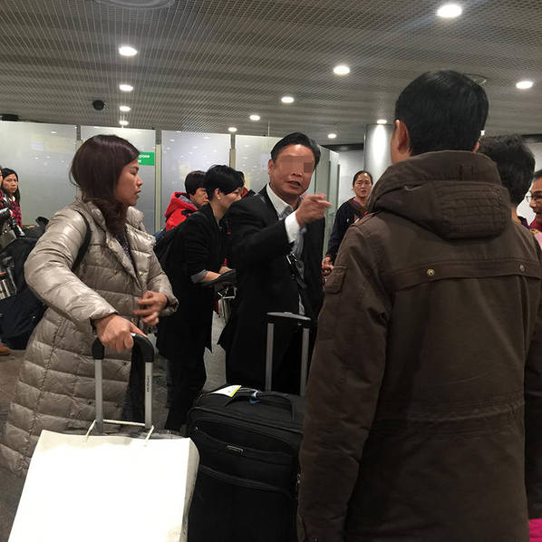 大叔大闹俄国机场 “教训”留学生:就想揍你(图)