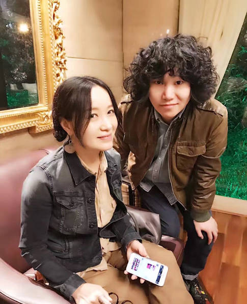 昔日情人再同框!臧天朔为斯琴格日乐庆生(组图)