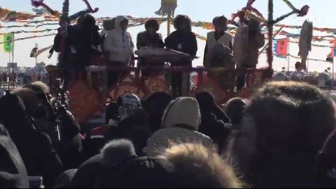 查干湖冬捕“头鱼”拍出85万元 重50余斤 (组图)