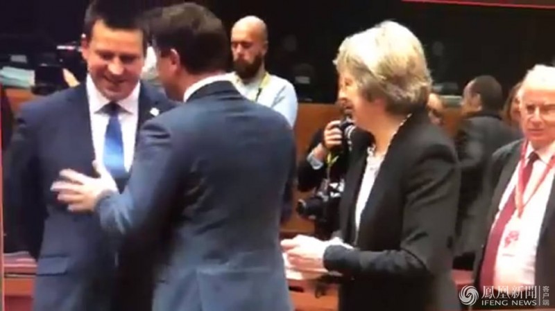 人走茶凉!英国首相欧盟峰会被冷落 好尴尬(高清)