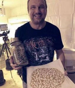 依靠种植大麻发家 加拿大富豪的奢侈生活(图)