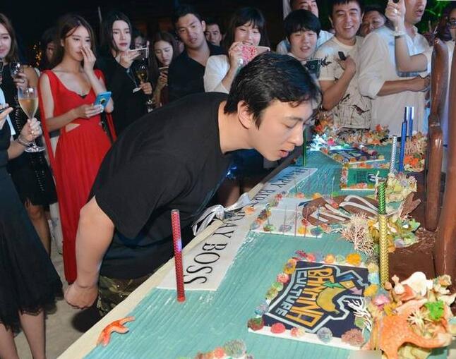 王的盛宴!王思聪包海岛庆生 场面奢华气派(组图)