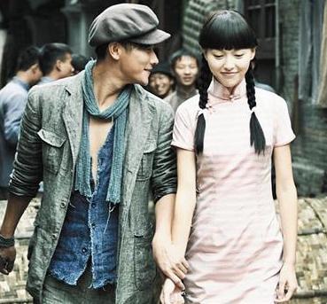 为上春晚坐地铁!胡可妆容引围观 唐嫣好孤单(图)