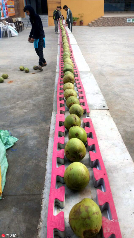 牛！巴基斯坦"铁头哥"用头1分钟敲碎43个椰子(视)