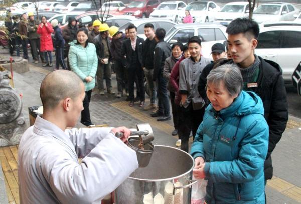 少林寺施粥 释永信呼吁将腊八节定为法定节假日