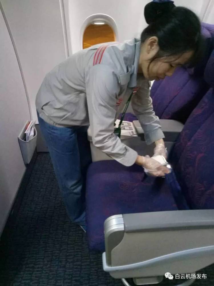 清洁工在航班捡获天价袜子 里面塞满美金 (组图)