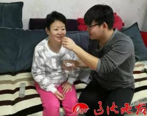 母亲癌症晚期求医无果 他查资料自己配药救回母亲