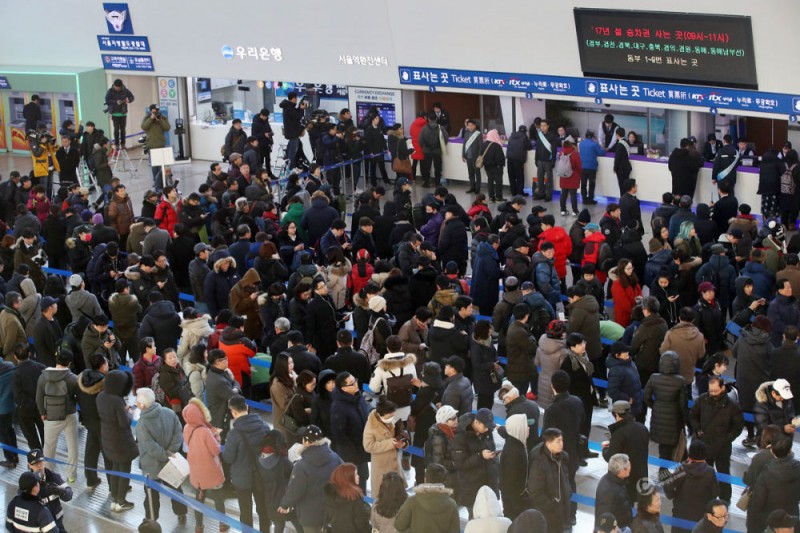 韩国春运也这样:有人为买票通宵打地铺 (组图)