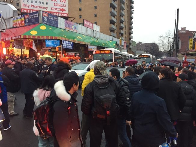 两车碰擦 纽约西裔女暴打华裔女司机 遭众人围堵