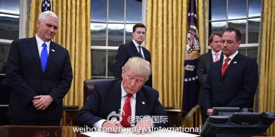 土豪金来袭!特朗普为总统办公室“换装”(组图)