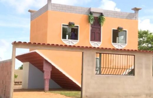 倒过来看世界:屋顶在地上 巴西反转屋成景点(图)