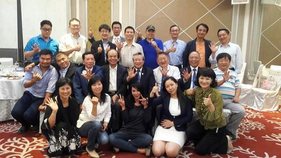 台"家暴"议员新欢舔前"监察院长"?回应:没有真舔