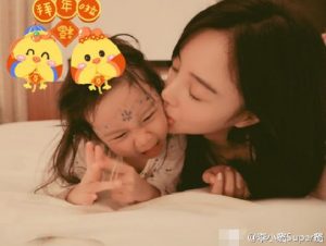 李小璐晒亲吻爱女照 甜馨说的话让她无言以对(图)