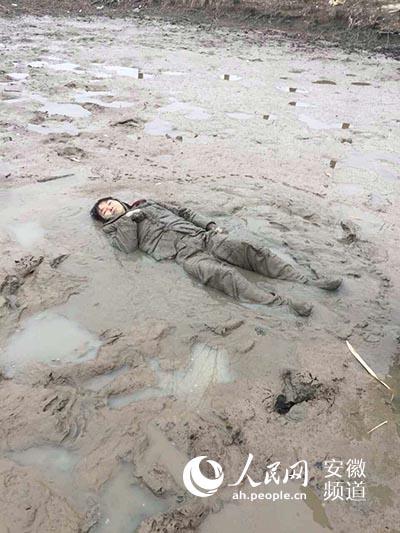 安徽一老人藕塘内冻僵 民警坐泥水中当“靠枕”