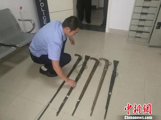 湖北:两兄弟醉倒草丛 被狩猎队当成猎物击毙(图)