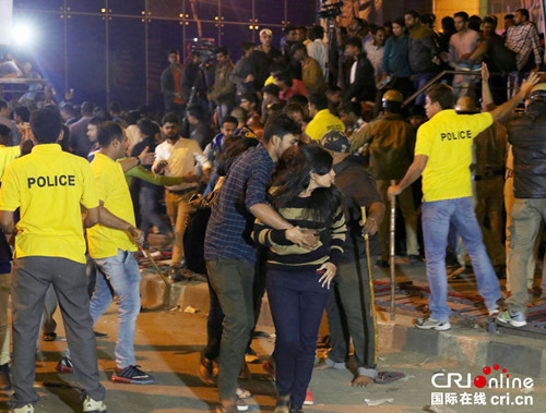 受害者还原印度性骚扰现场:手从四面八方伸来(图)